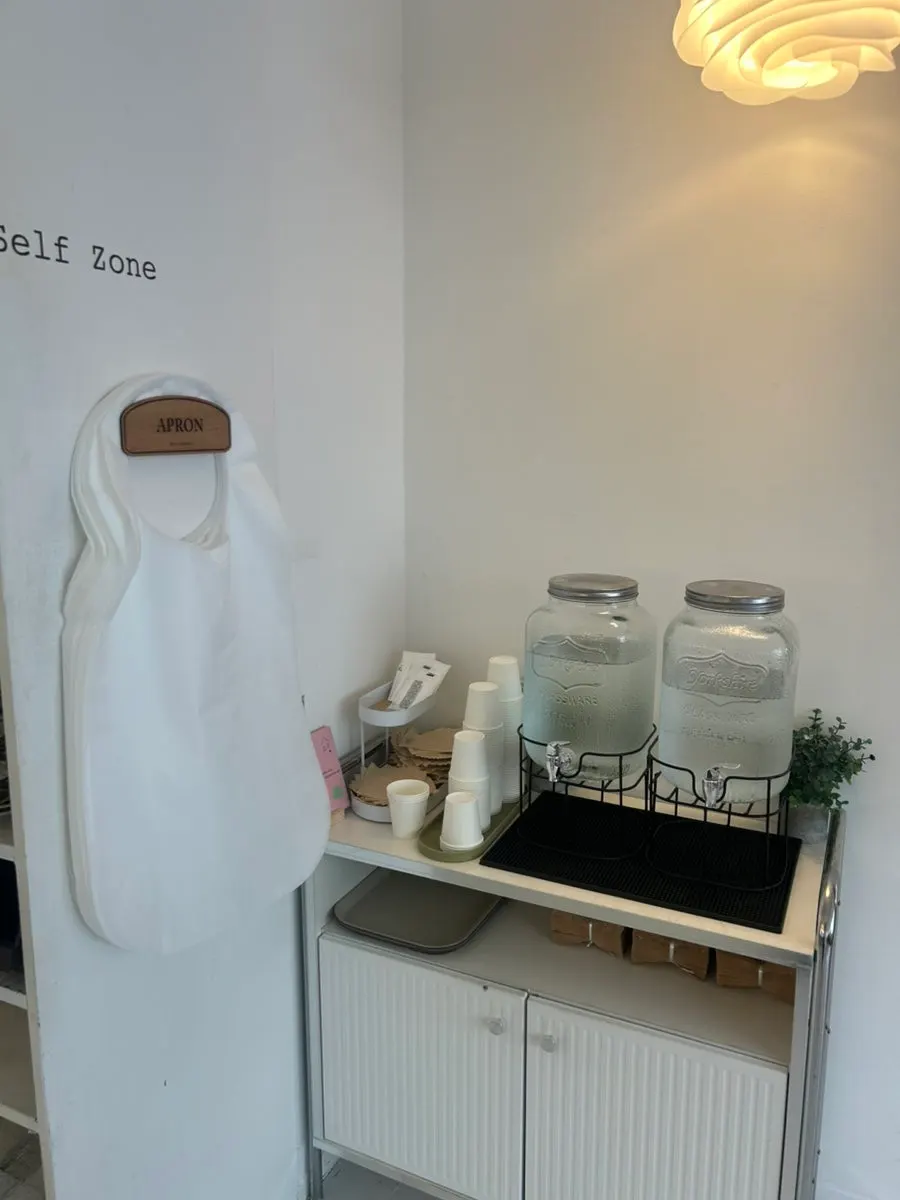 Self-service zone with water and aprons