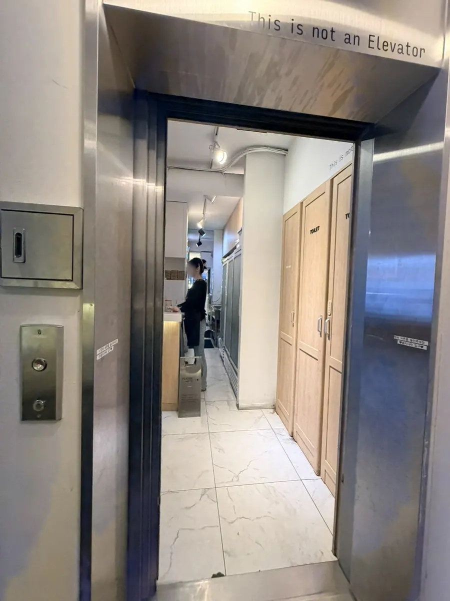 Interior space near the entrance of Eulji Darak Gangnam Station