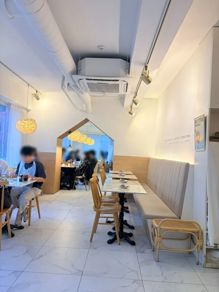 Exhibition-like interior of Eulji Darak Gangnam Station