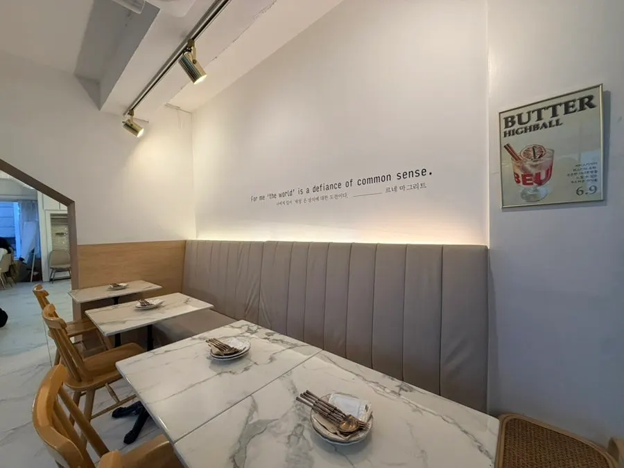 Overview of tables and dining hall at Eulji Darak Gangnam Station