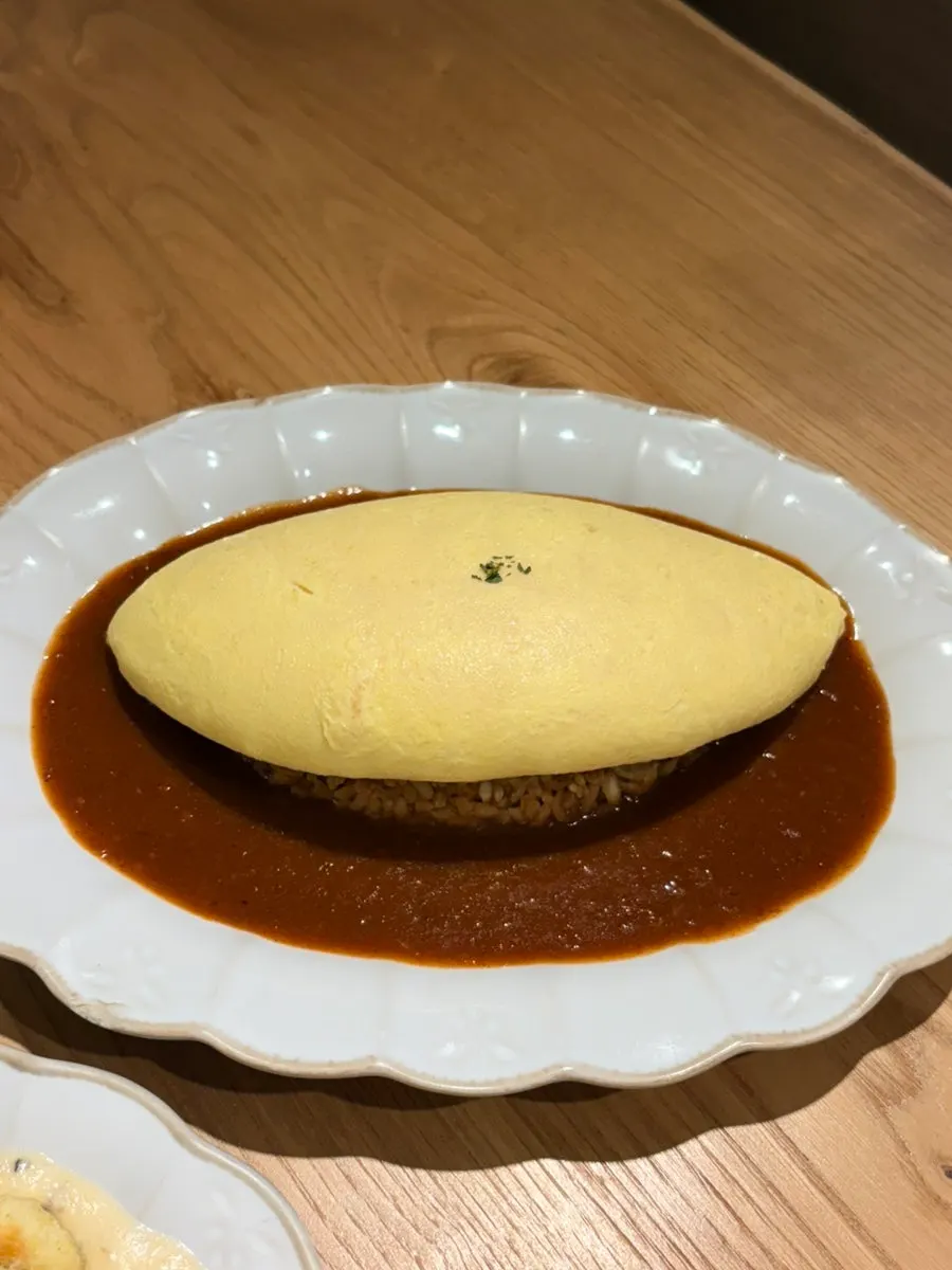 A plate of Darak Omelet Rice