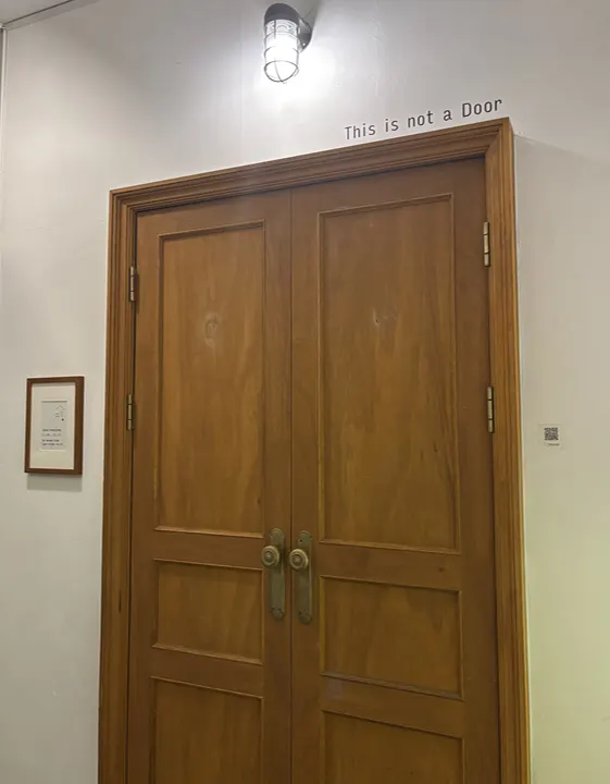 문처럼 보이는 을지다락 강남점 입구