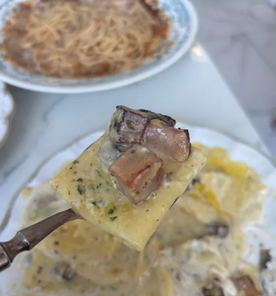 베이컨이 올라간 납작까르보나라 클로즈업