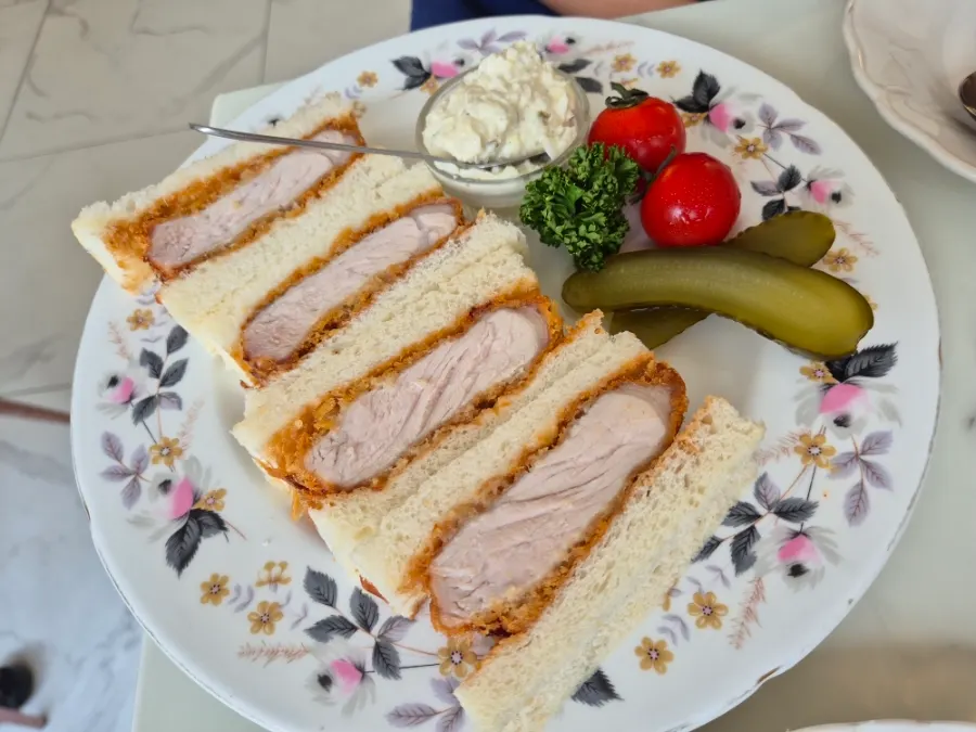 야채가 곁들여진 을지다락 카츠산도 접시