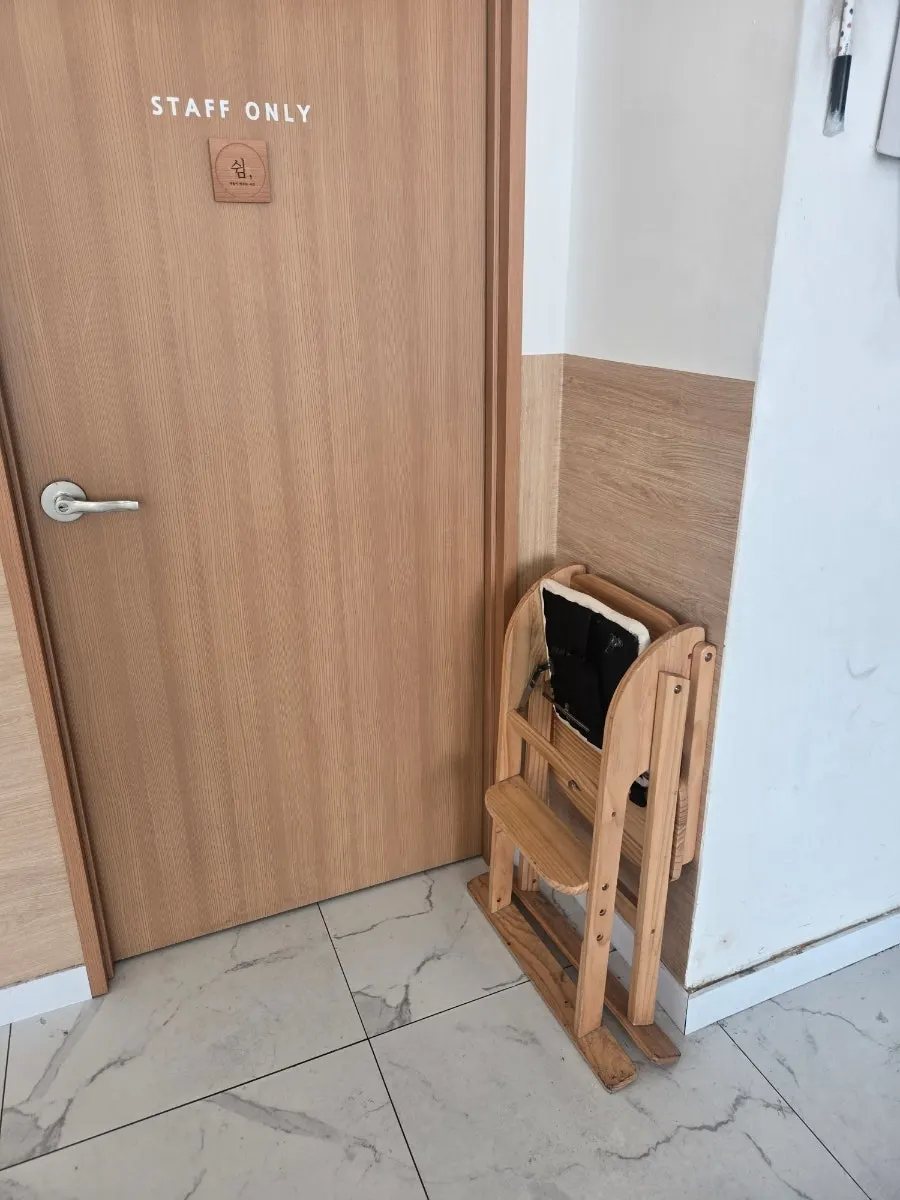 물티슈와 앞치마가 비치된 셀프바 코너