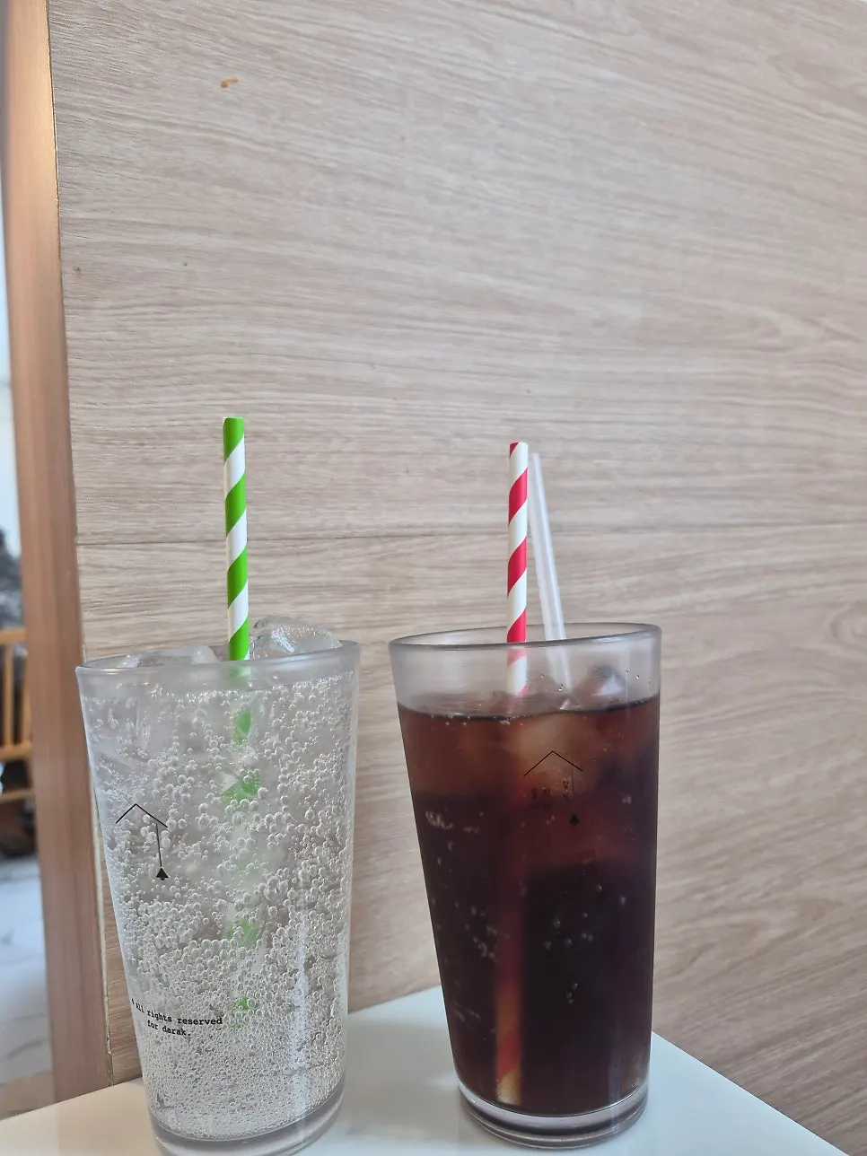 사진 찍기 좋은 을지다락 강남역점 테이블 분위기