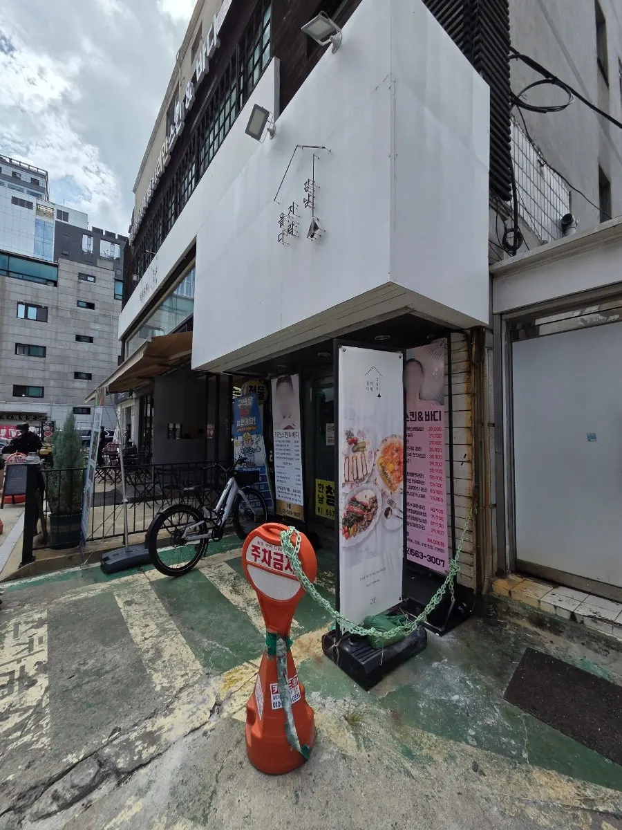 을지다락 강남역 2층으로 올라가는 계단