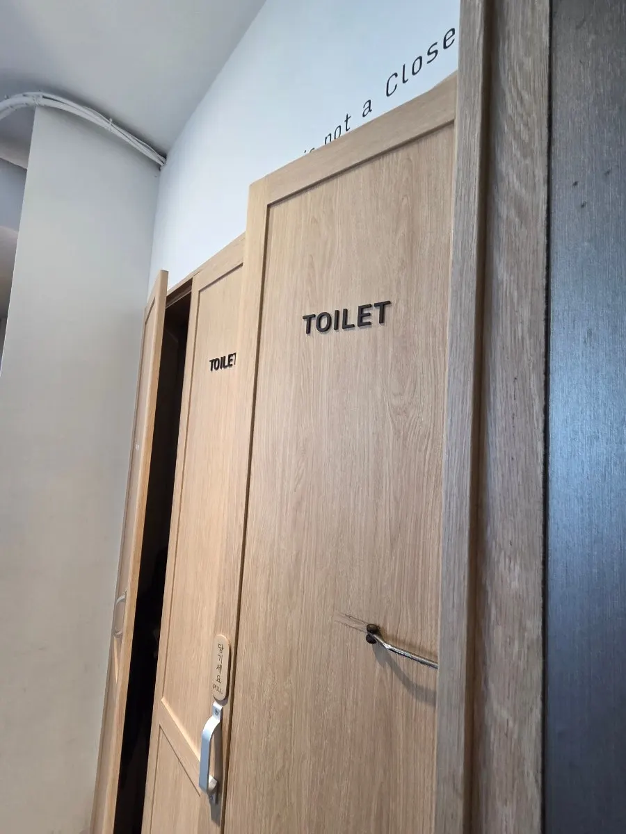 가게 안 오른쪽에 있는 화장실 입구