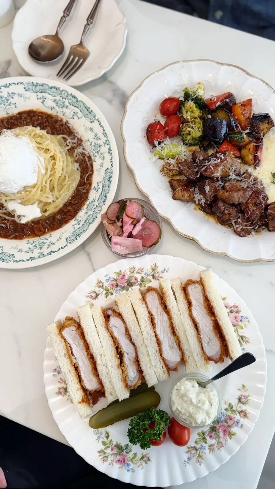 세 메뉴가 함께 차려진 한 상