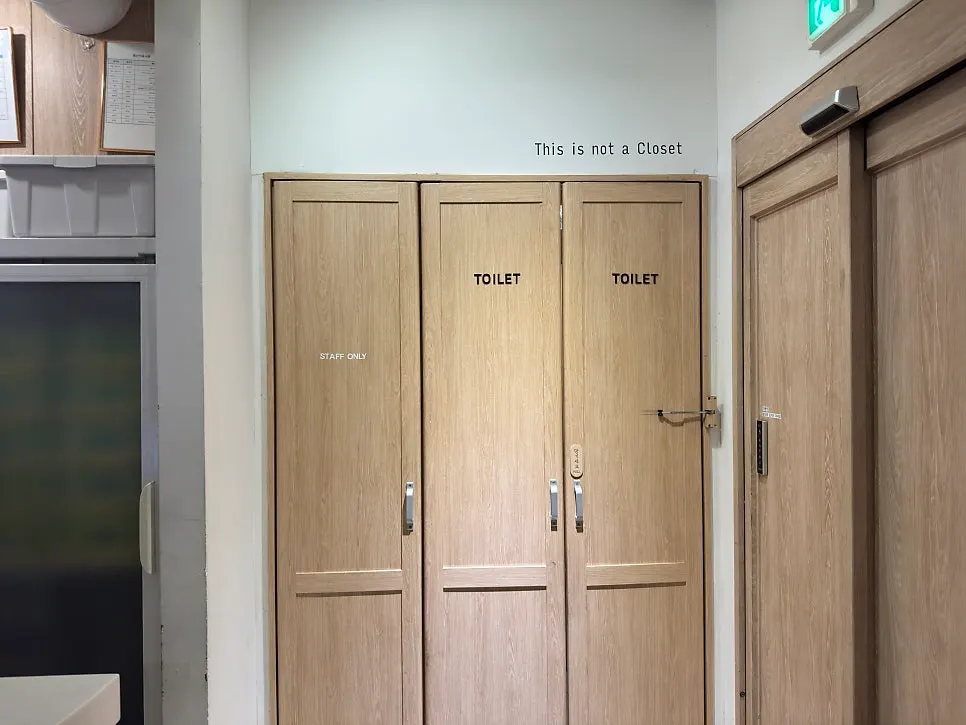 옷장처럼 숨어 있는 화장실 입구