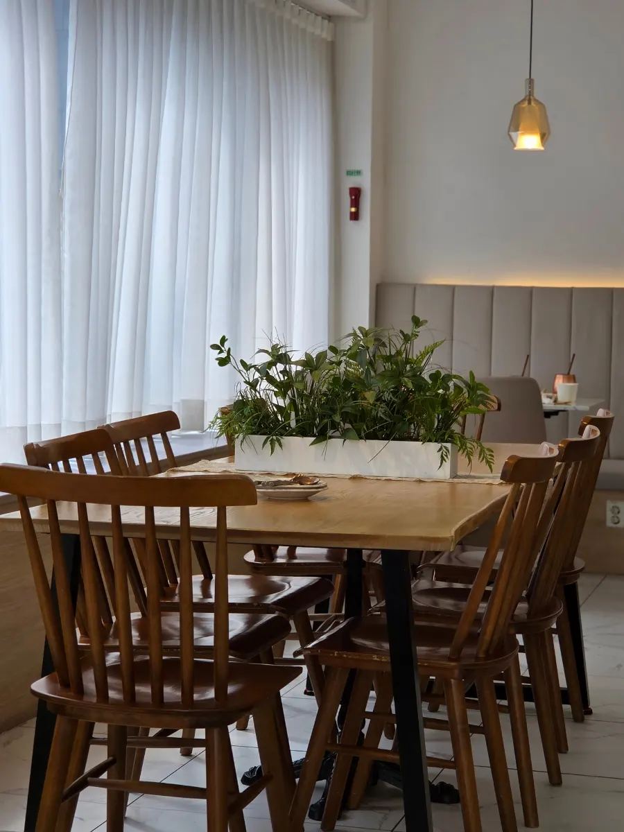 Wood-tone group seating for gatherings