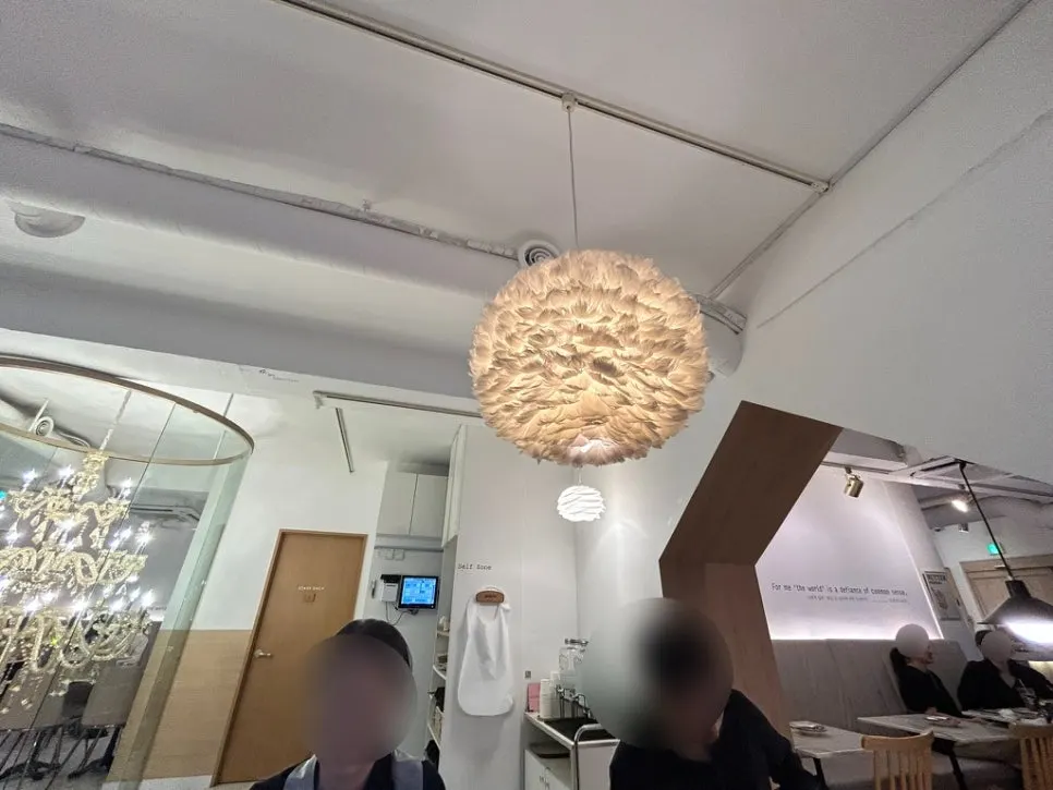 주문한 양식 메뉴가 놓인 테이블