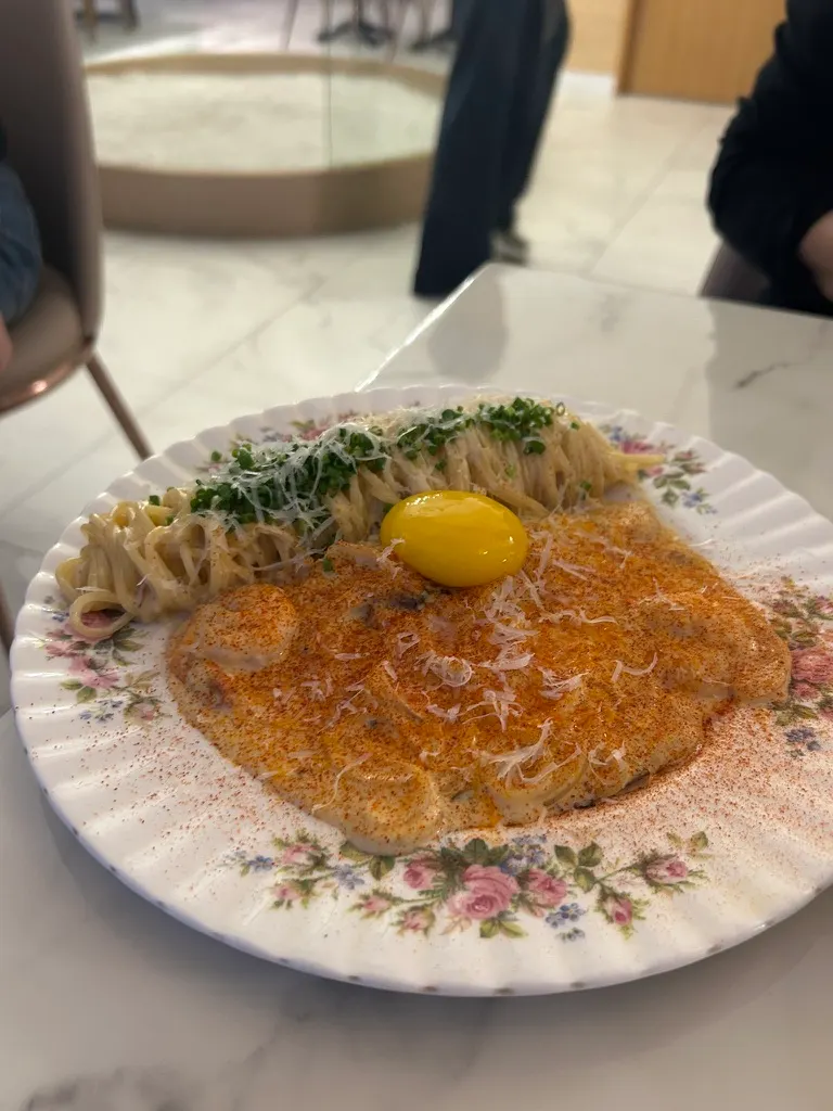 꽃무늬 접시에 담긴 매콤크림파스타