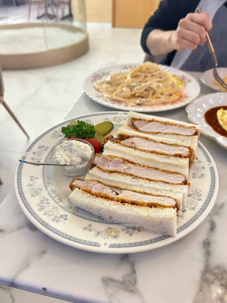 두툼한 카츠 단면이 보이는 가츠산도 네 조각