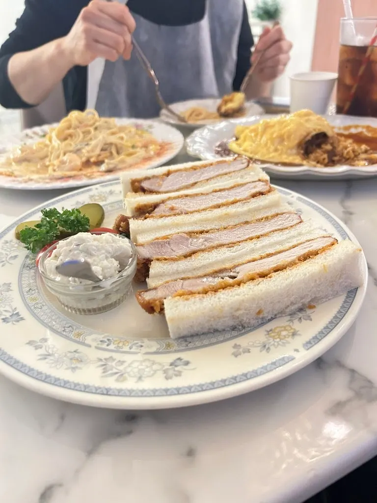 가츠산도와 함께 나온 피클과 방울토마토
