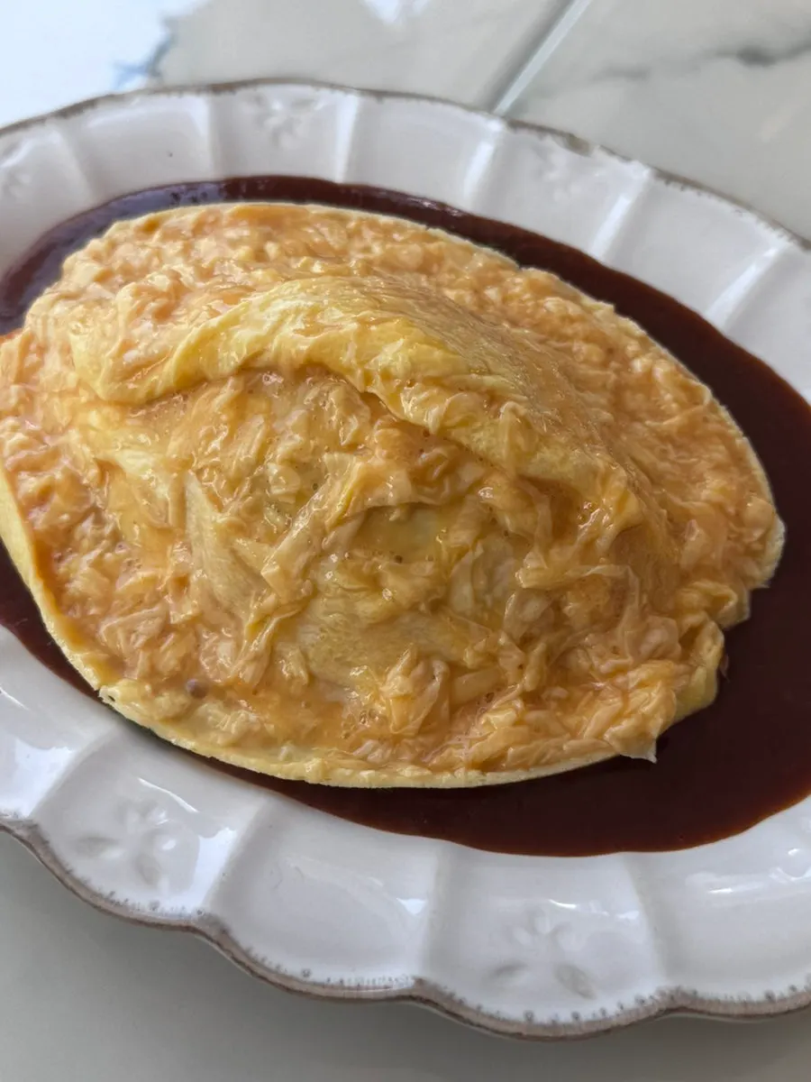 점심 메뉴 네 가지가 차려진 식탁