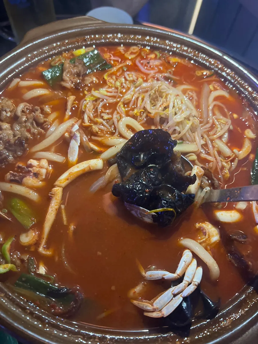 Squid and clams found inside the jjamppong soup