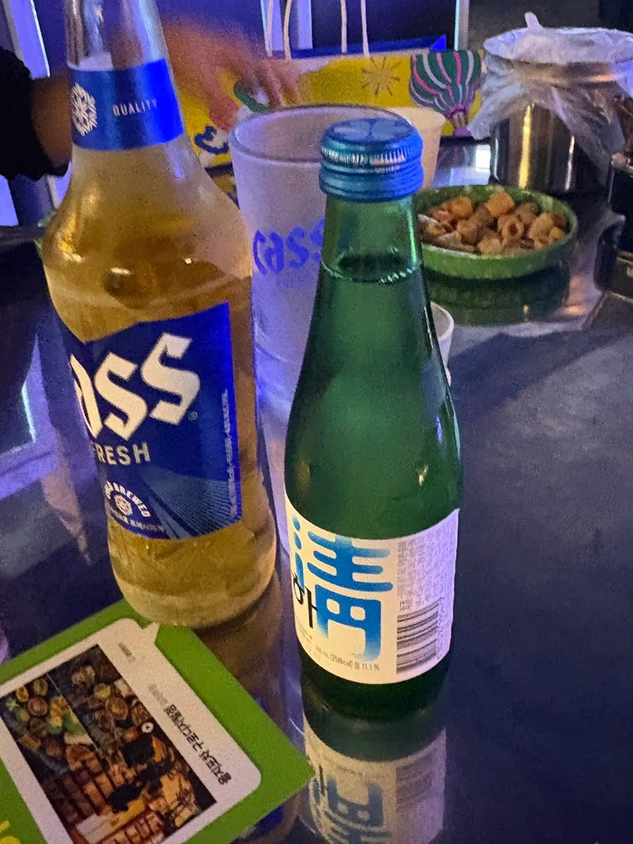 테이블에 놓인 청하와 맥주
