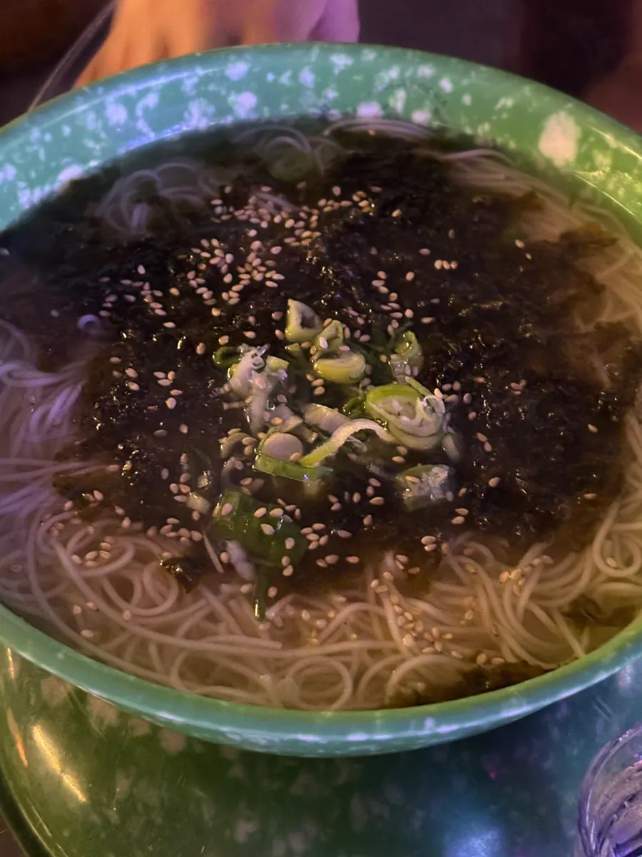 국물이 담긴 잔치국수
