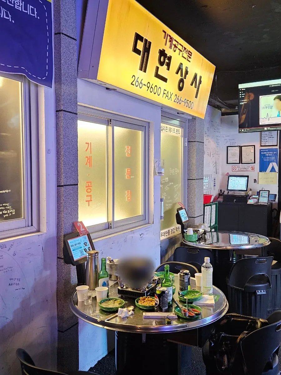 레트로 간판과 장식이 있는 매장 통로