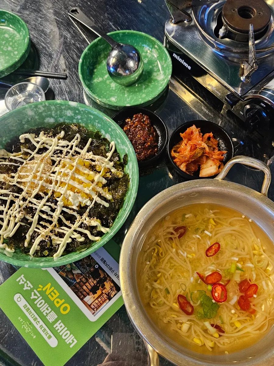 주문한 안주가 차려진 테이블