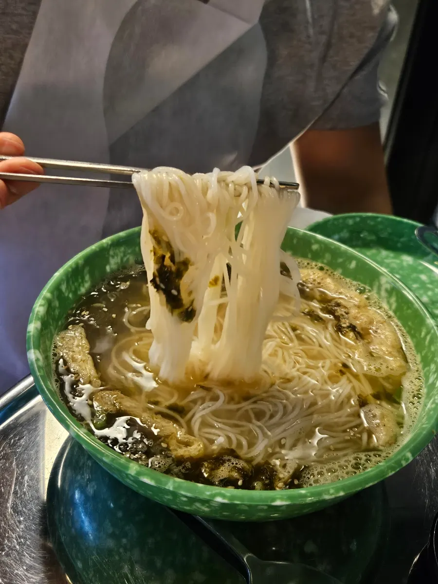따뜻한 육수의 잔치국수 한 그릇