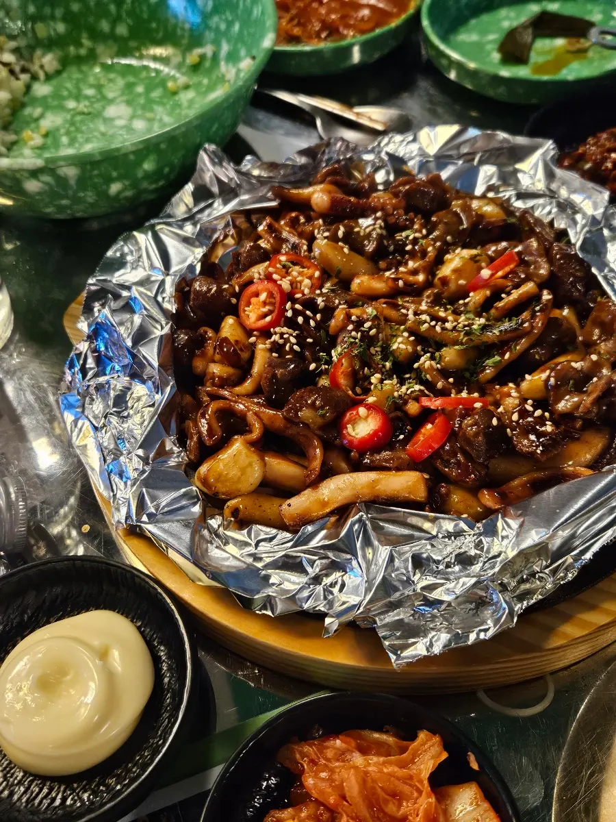 똥집과 오징어를 볶은 똥반오반