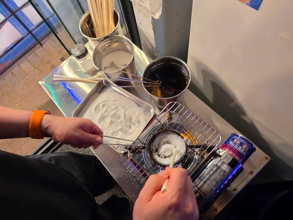Making dalgona with 1 coin at Eulji Pocha