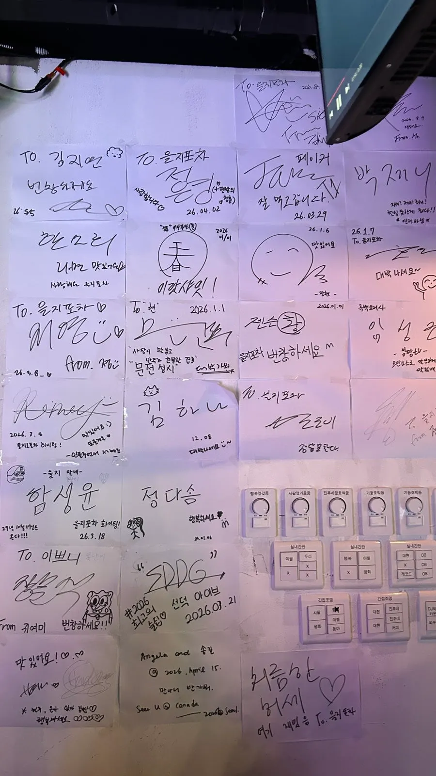 입구에 걸린 유명인 사인과 레트로 인테리어