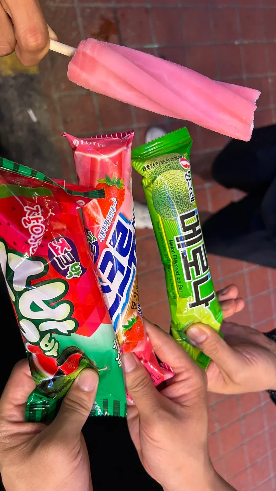 코인으로 교환한 아이스크림과 간식