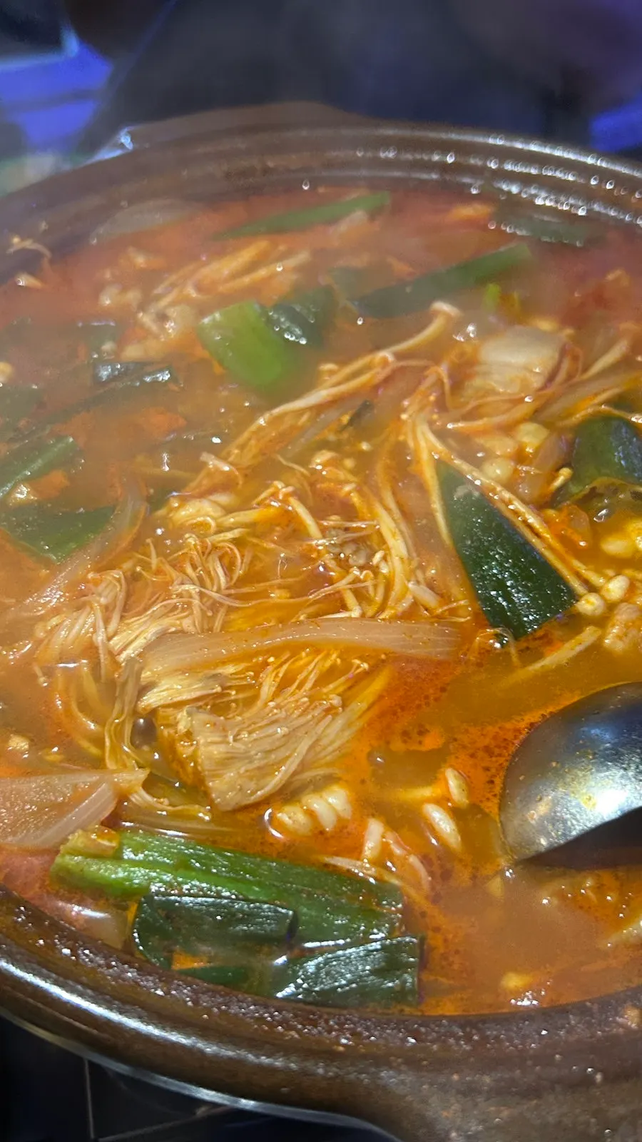 매콤하고 녹진한 돼지짜글이와 공기밥