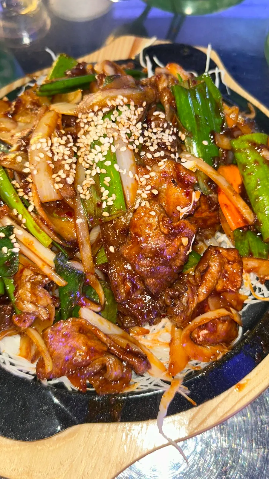 매운 양념이 배인 불제육볶음 접시