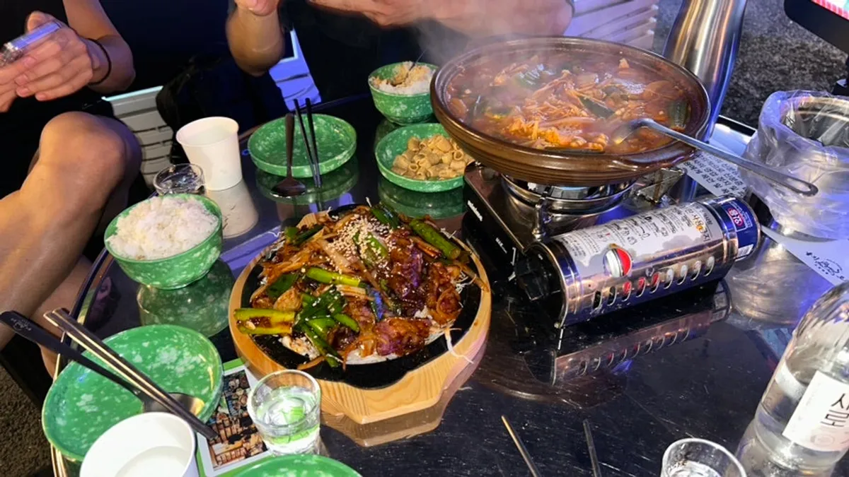3인 주문한 짜글이와 제육 한상 차림