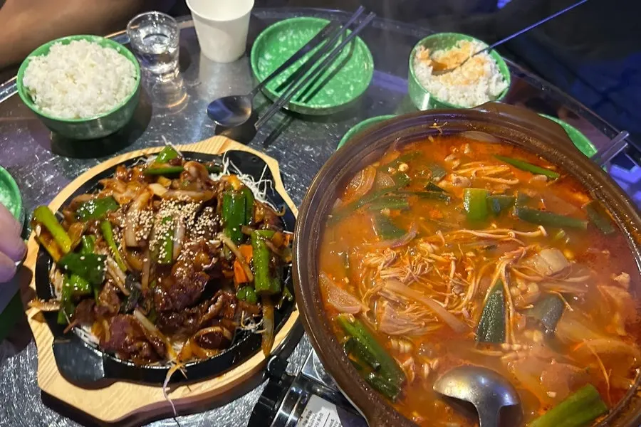 휴대폰 불빛 아래 찍은 안주 한상과 소주