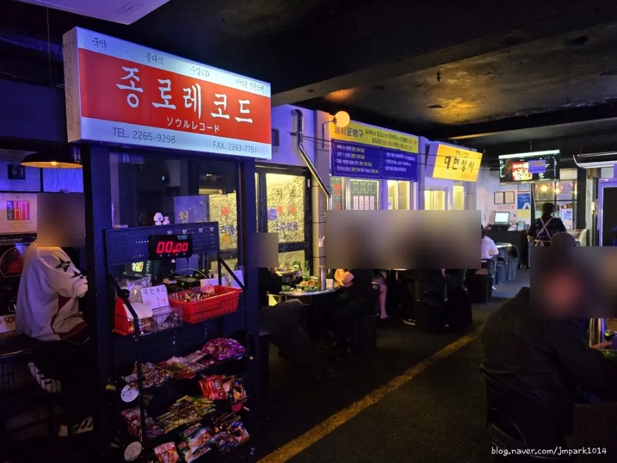 종로레코드 디제잉 부스가 있는 매장 안쪽