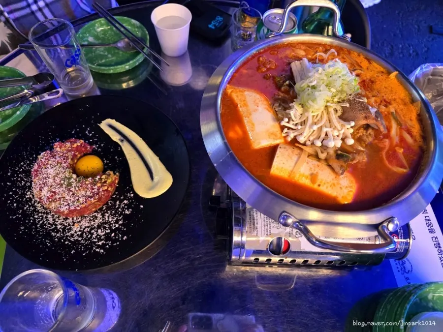 을지포차 테이블에 놓인 술과 기본 안주