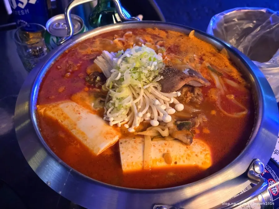 얼큰한 국물의 순두부칼국수