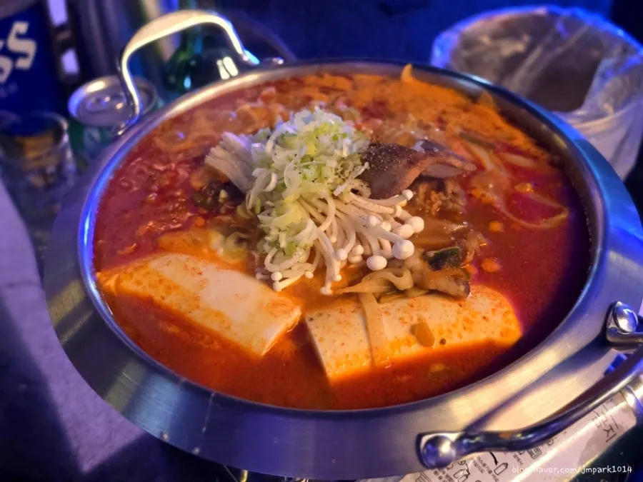 팽이버섯과 차돌박이가 올라간 순두부칼국수