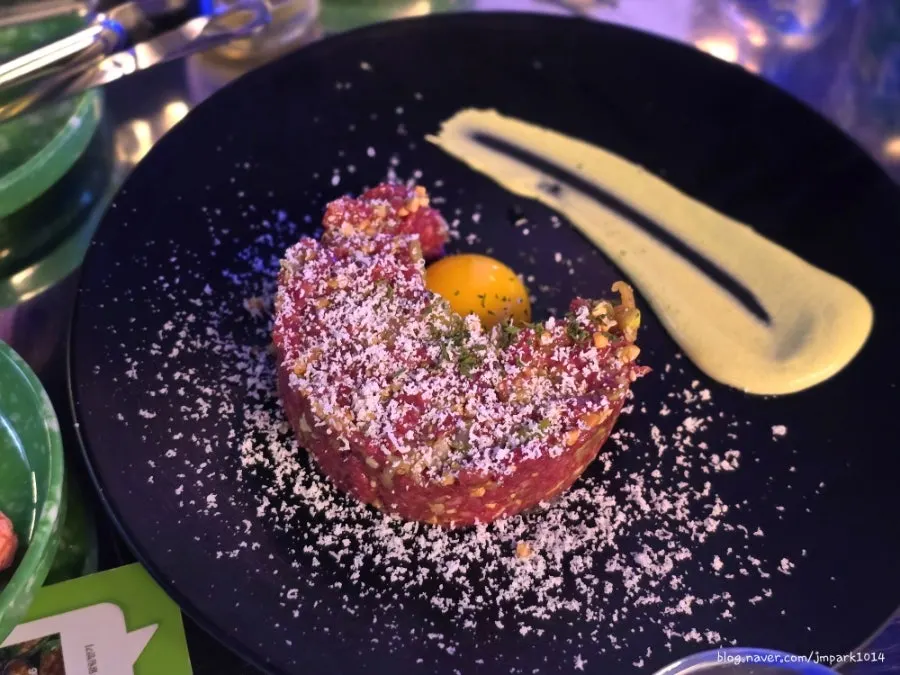 치즈가루와 계란노른자를 올린 투플육회