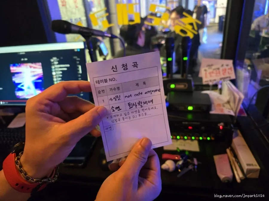안주 두 접시가 놓인 을지포차 테이블