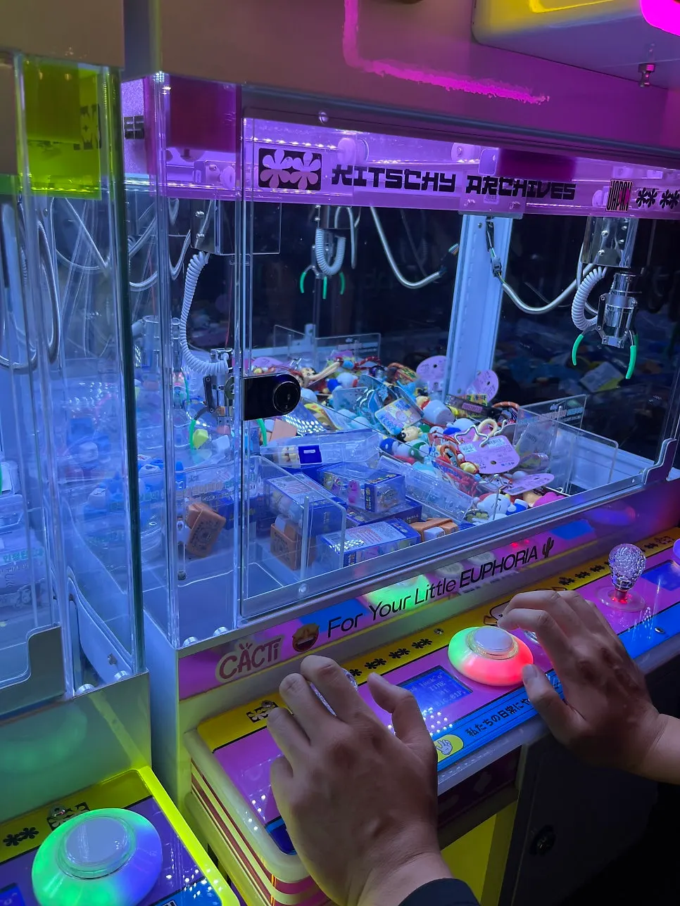 Máquina de peluches ubicada en un rincón del local