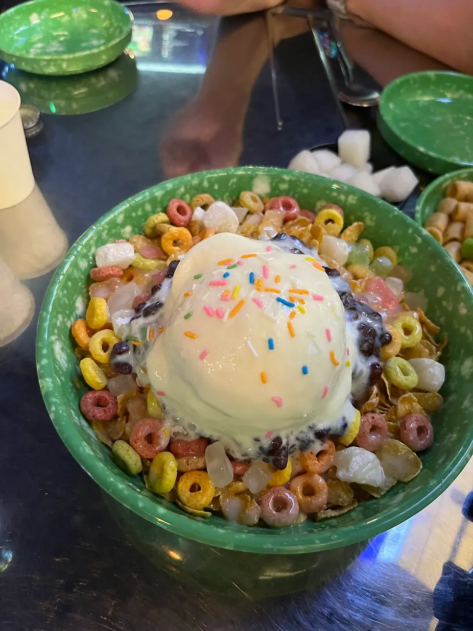 Ppeong튀기 servido en plato de estilo retro como acompañamiento básico