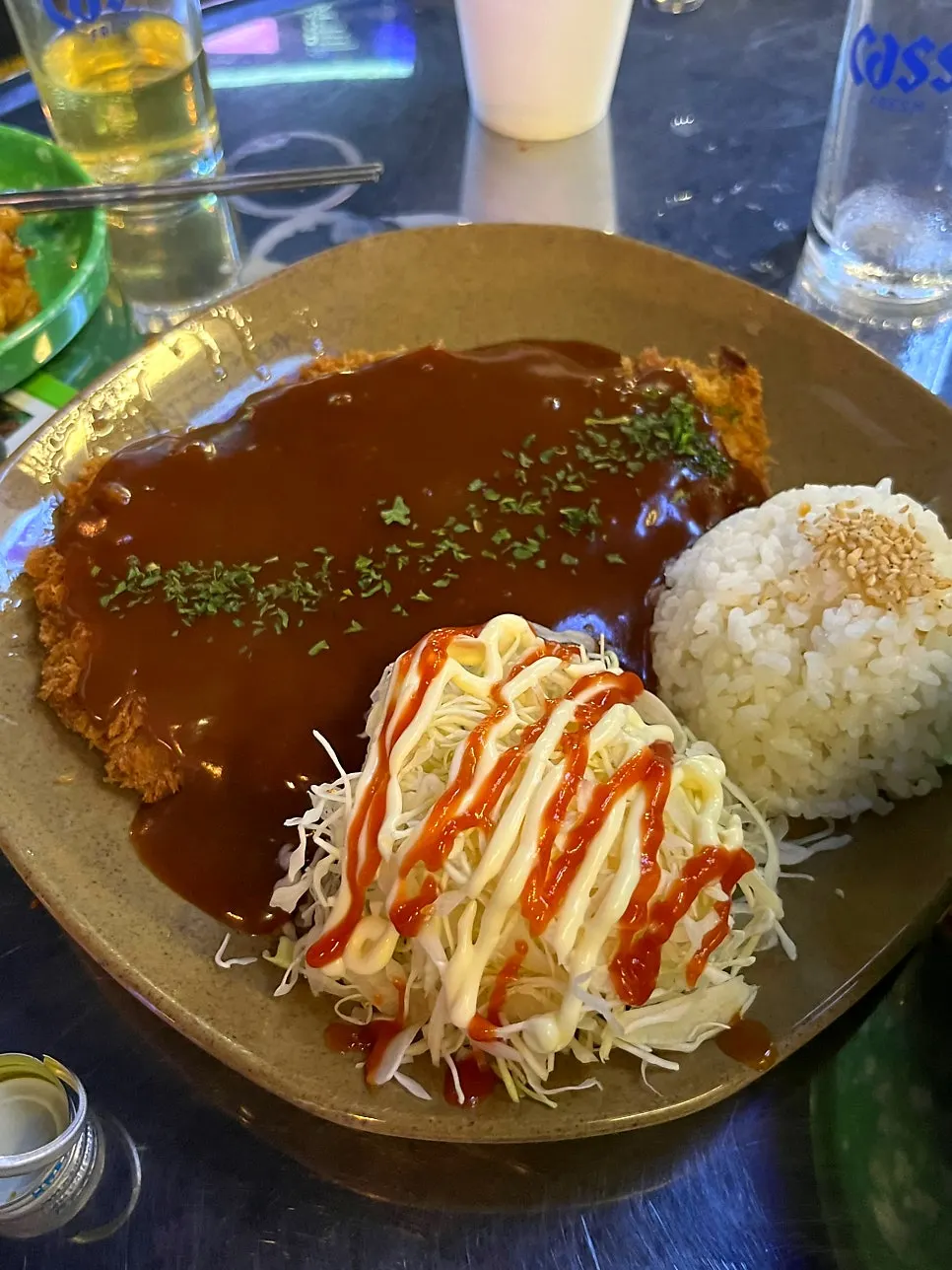 Mesa con el donkatsu gigante old-school pedido de más