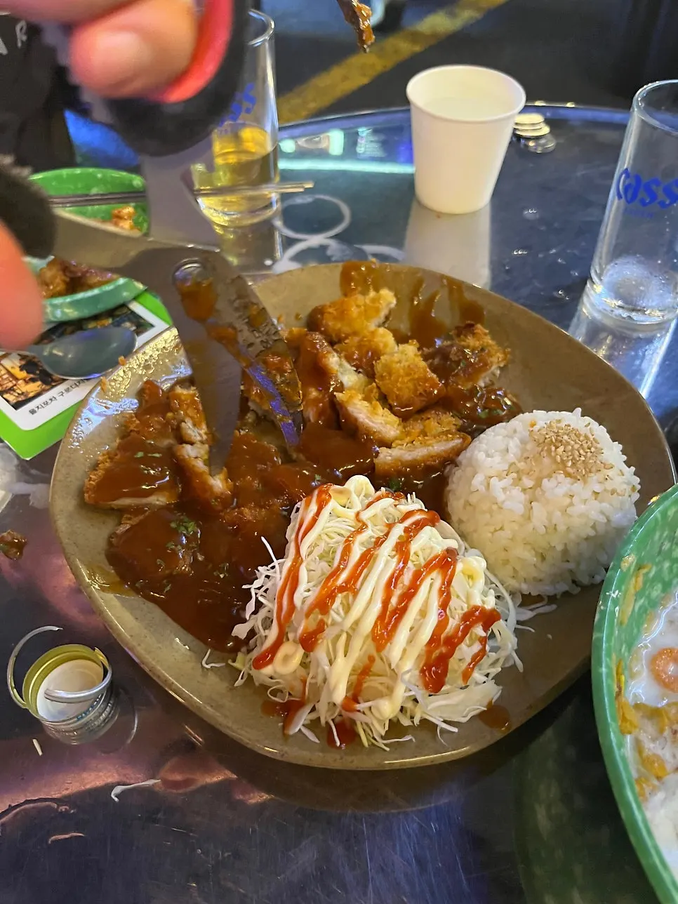 Plato completamente cubierto por el enorme donkatsu old-school