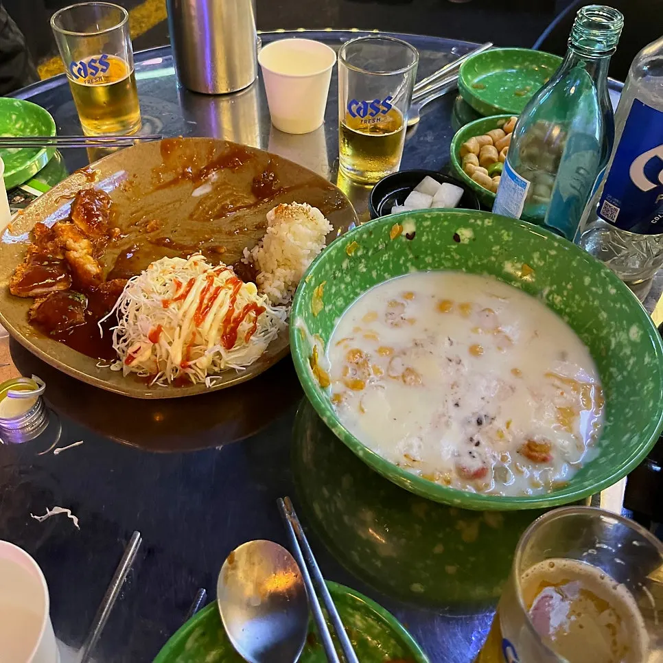 Donkatsu old-school cortado con tijeras junto con arroz