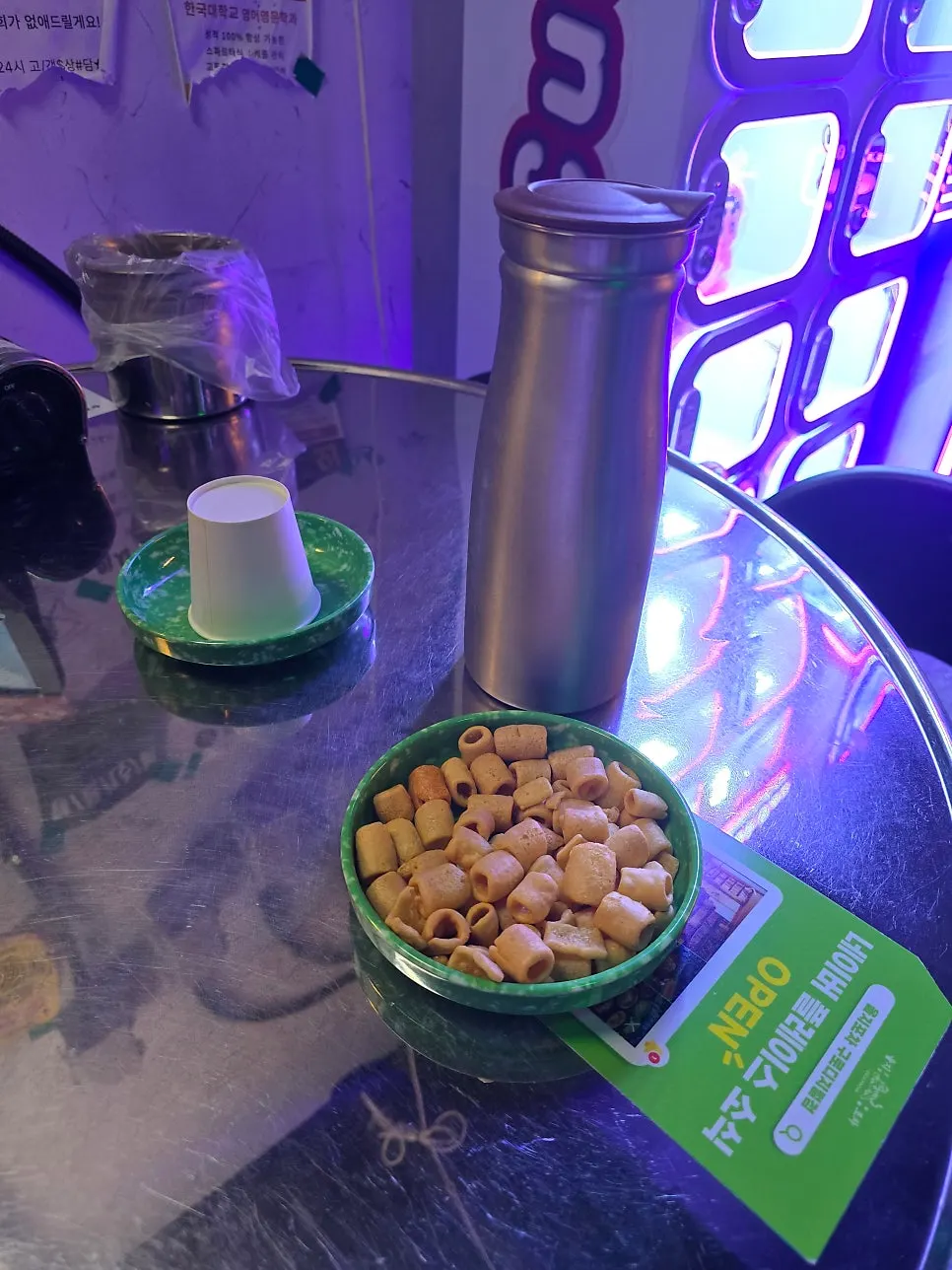 Macarrones crujientes servidos como aperitivo básico