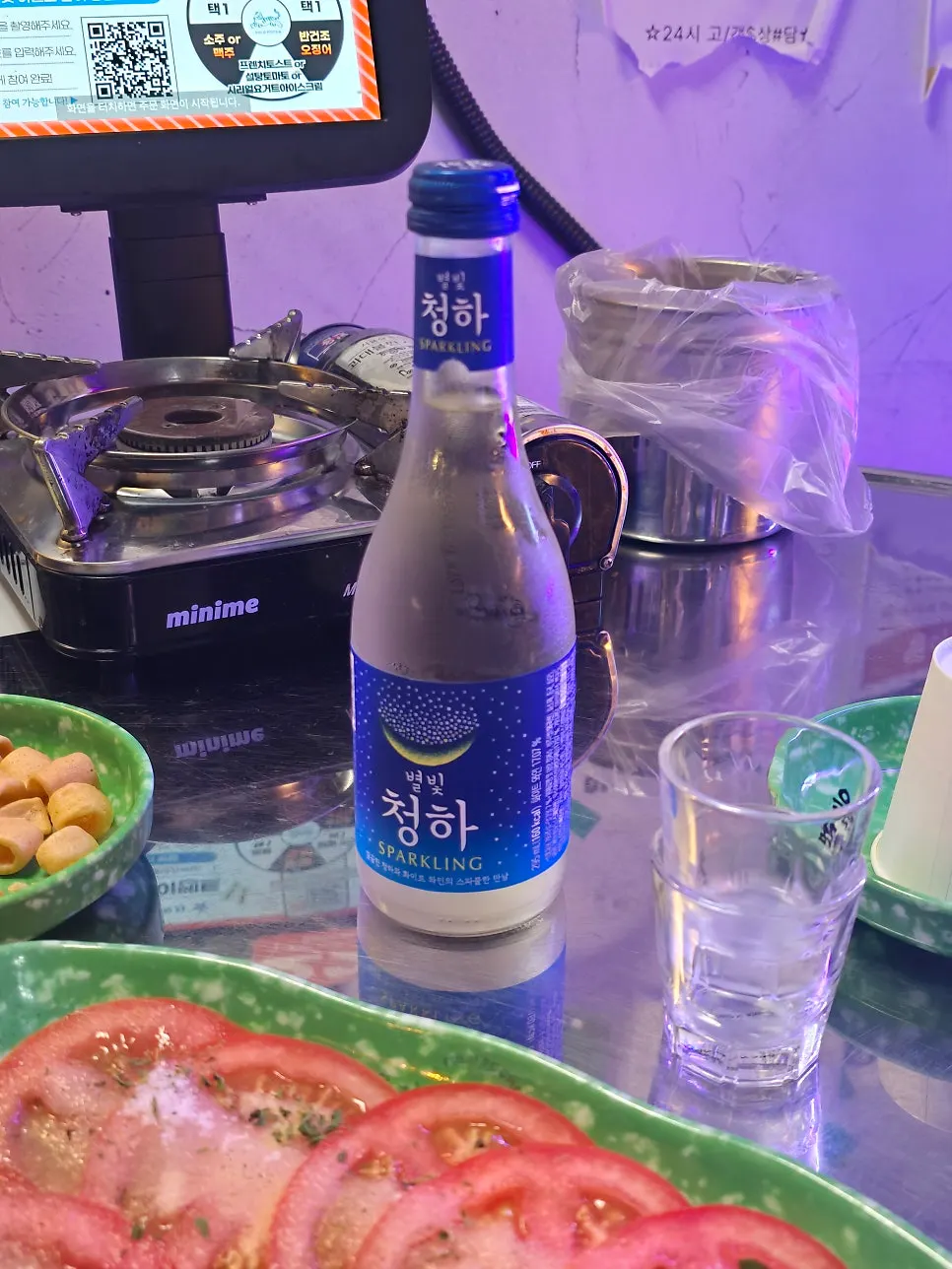 Botella de Byeolbit Cheongha sobre la mesa de Eulji Pocha