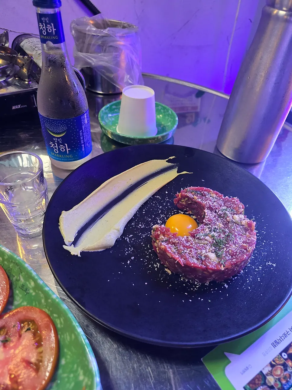 Plato de tuplus yukhoe con queso por encima