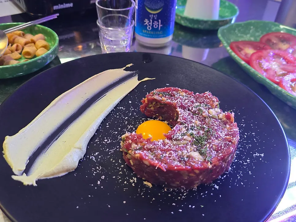 Primer plano del tuplus yukhoe con yema de huevo