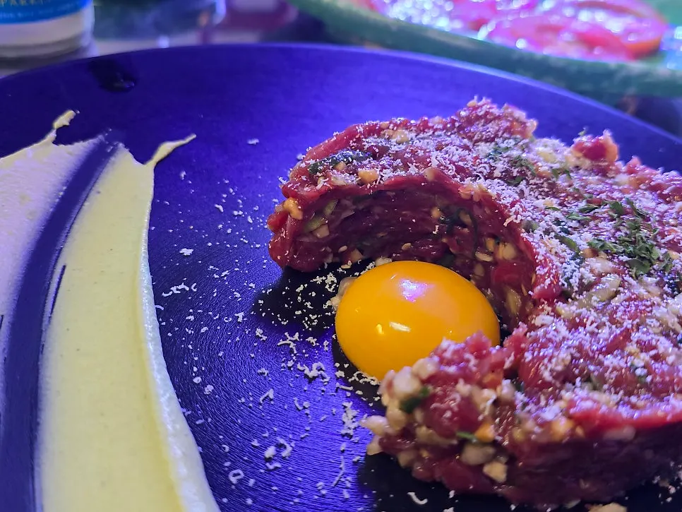 Yukhoe con queso grana padano y puré de brócoli